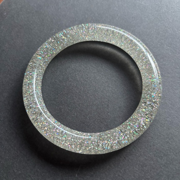 🌈 Silver Glitter Acrylic Bangle Bracelet - Picture 4 of 7